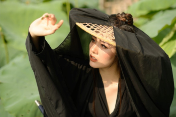 A woman dressed in ancient Chinese martial arts style - NEF format A woman dressed in ancient Chinese martial arts style - NEF format
