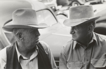 1939.
Farmers talking.
Photographer Lee Russell 1939.
Farmers talking.
Photographer Lee Russell