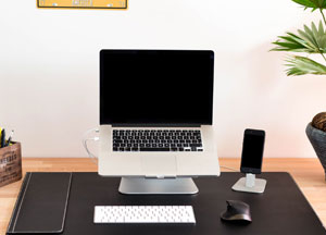 4 Free Macbook Pro & iPhone PSD Mockups 4 Free Macbook Pro & iPhone PSD Mockups
