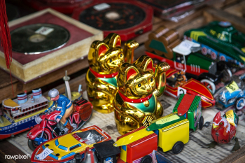 A bunch of bargain figurine souvenir items | Free stock photo - 436799