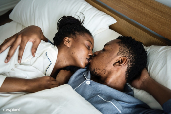 A couple kissing in bed | Free stock photo - 379218 A couple kissing in bed | Free stock photo - 379218