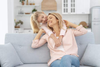 Adorable daughter embracing her mother Free Photo Adorable daughter embracing her mother Free Photo