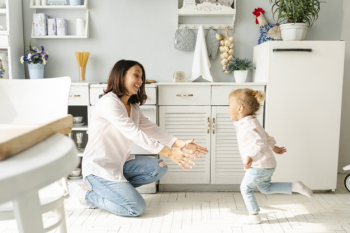 Adorable girl running to her mother Free Photo Adorable girl running to her mother Free Photo