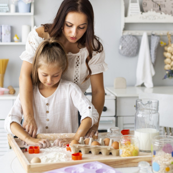 Adorable mother and daughter preparing cookies Free Photo Adorable mother and daughter preparing cookies Free Photo