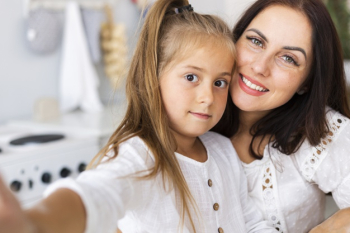 Adorable mother and daughter taking selfies Free Photo Adorable mother and daughter taking selfies Free Photo