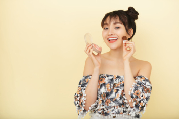 Attractive younf woman applying blush on her cheeks playfully Free Photo Attractive younf woman applying blush on her cheeks playfully Free Photo