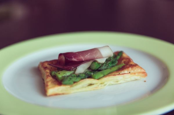 bacon, asparagus, and egg on plate bacon, asparagus, and egg on plate