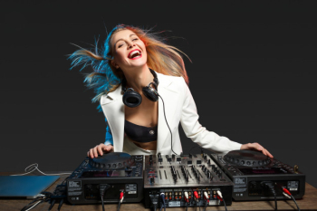 Beautiful blonde dj girl on decks - the party, Free Photo