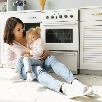 Beautiful mother holding adorable little girl Free Photo Beautiful mother holding adorable little girl Free Photo