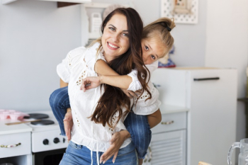 Beautiful mother holding her little daughter Free Photo Beautiful mother holding her little daughter Free Photo