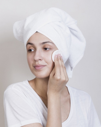 Beautiful woman cleaning face process Free Photo Beautiful woman cleaning face process Free Photo