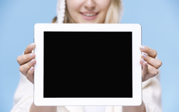 Blonde woman holding a tablet with mock-up Free Photo