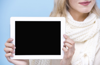 Blonde woman holding a tablet with mock-up Free Photo