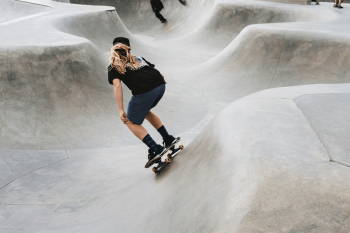 Blonde woman riding skateboard, hobby | Free Photo - rawpixel Blonde woman riding skateboard, hobby | Free Photo - rawpixel