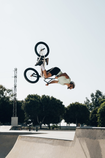 Bmx biker performing in the maximum velocity Free Photo