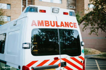 British ambulance parked in a parking lot | Free stock photo - 527143