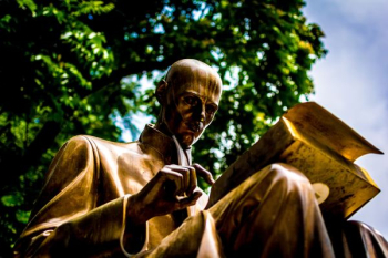 bronze man reading book statue bronze man reading book statue