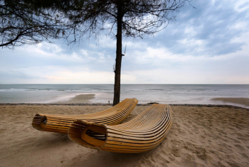 Brown Wooden Windsor Sun Lounger Brown Wooden Windsor Sun Lounger