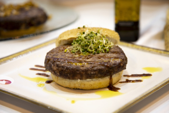 Burger on Plate Burger on Plate