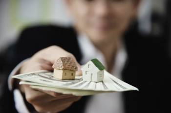 Business man show money bank note make financial plan invite people to sell or buy house and car - monetary properties loan credit insurance concept Free Photo