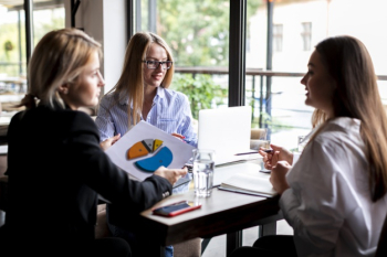 Business women meeting at work Free Photo