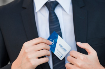Businessman with business card mockup Free Psd Businessman with business card mockup Free Psd
