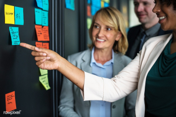Businesspeople planning tasks with sticky not.. | Free stock photo - 413103