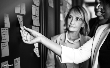 Businesspeople planning tasks with sticky not.. | Free stock photo - 413269