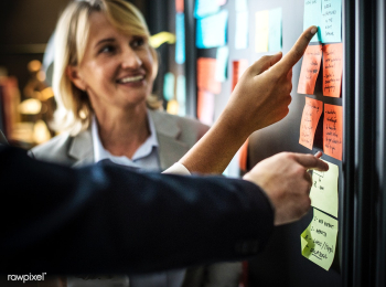 Businesspeople planning tasks with sticky not.. | Free stock photo - 413338
