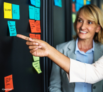 Businesspeople planning tasks with sticky not.. | Free stock photo - 413352