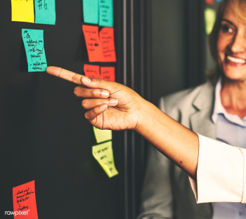 Businesspeople planning tasks with sticky not.. | Free stock photo - 413358