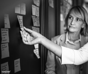 Businesspeople planning tasks with sticky not.. | Free stock photo - 413375
