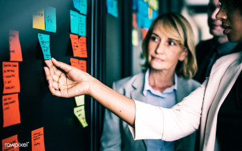 Businesspeople planning tasks with sticky not.. | Free stock photo - 413397