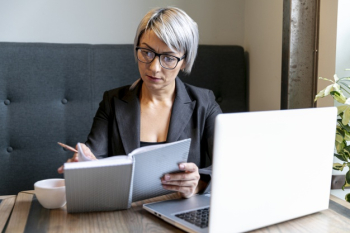 Busy business woman at office mock-up Free Photo