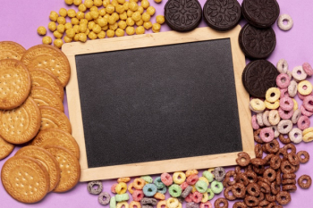 Chalkboard mock-up surrounded by cereals and biscuits Free Photo