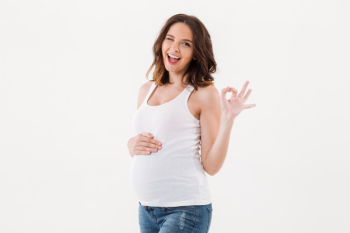 Cheerful pregnant woman showing okay gesture. Free Photo