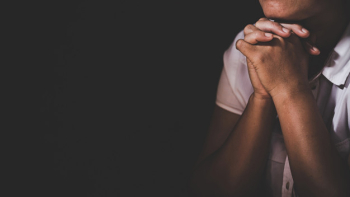 Christian life crisis prayer to god. woman pray for god blessing to wishing have a better life. woman hands praying to god with the bible. begging for forgiveness and believe in goodness. Free Photo