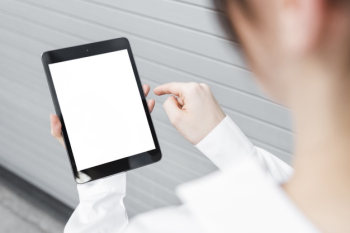 Close-up business woman with tablet mock-up Free Photo