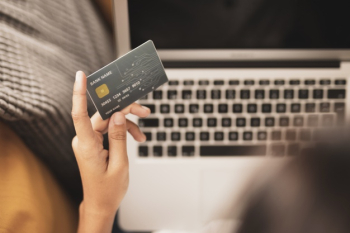 Close-up hand holding a credit card Free Photo