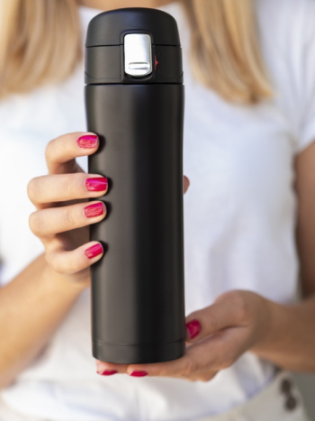 Close-up hands holding a thermos mock-up Free Photo