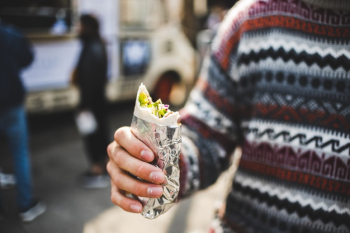 Close-up man eating shawarma Free Photo Close-up man eating shawarma Free Photo