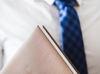 Close-up man holding a leather notebook Free Photo