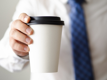 Close-up man holding coffee cup mock-up Free Photo