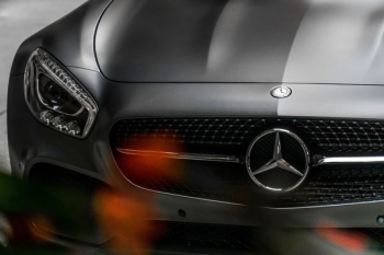 close up photo of Mercedez-Benz vehicle close up photo of Mercedez-Benz vehicle