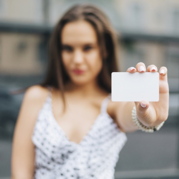 Close-up woman holding a card mock-up Free Photo