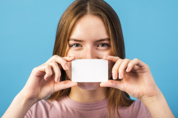 Close-up woman holding card mock-up Free Photo