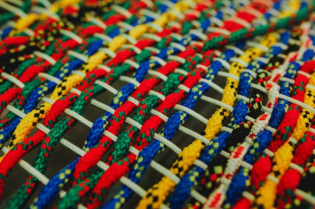 Colourful intertwined strings Colourful intertwined strings