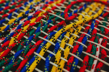 Colourful intertwined strings Colourful intertwined strings
