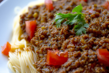 Cooked Pasta With Sliced tomatoes and Green Leafy