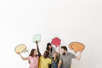 Copy-space friends looking at each other with chat bubble Free Photo
